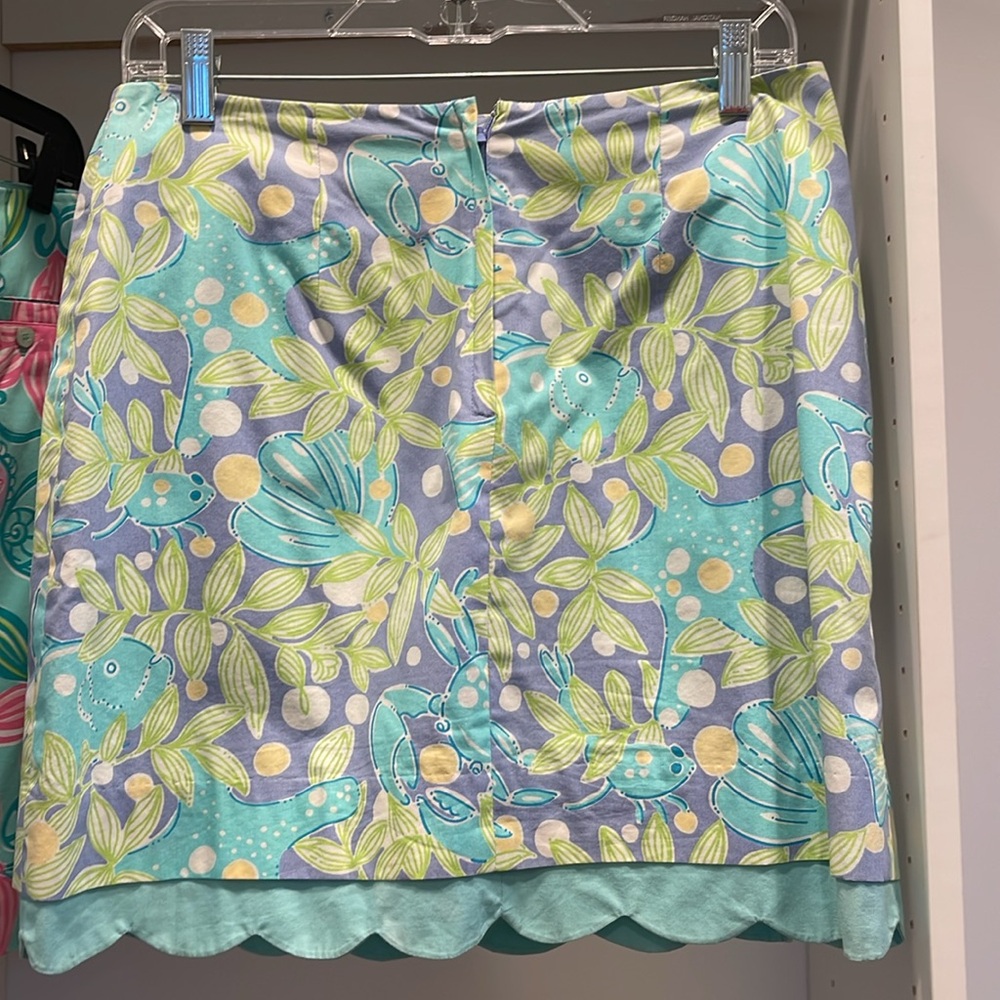 Vintage Lillly Pulitzer skirt with scalloped hem
Like new  size 8
